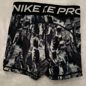 Nike Pro Nike Women's Mid-Rise Allover Print Shorts XS